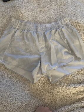 Light Gray Women's Athleta Shorts. Size small, EUC